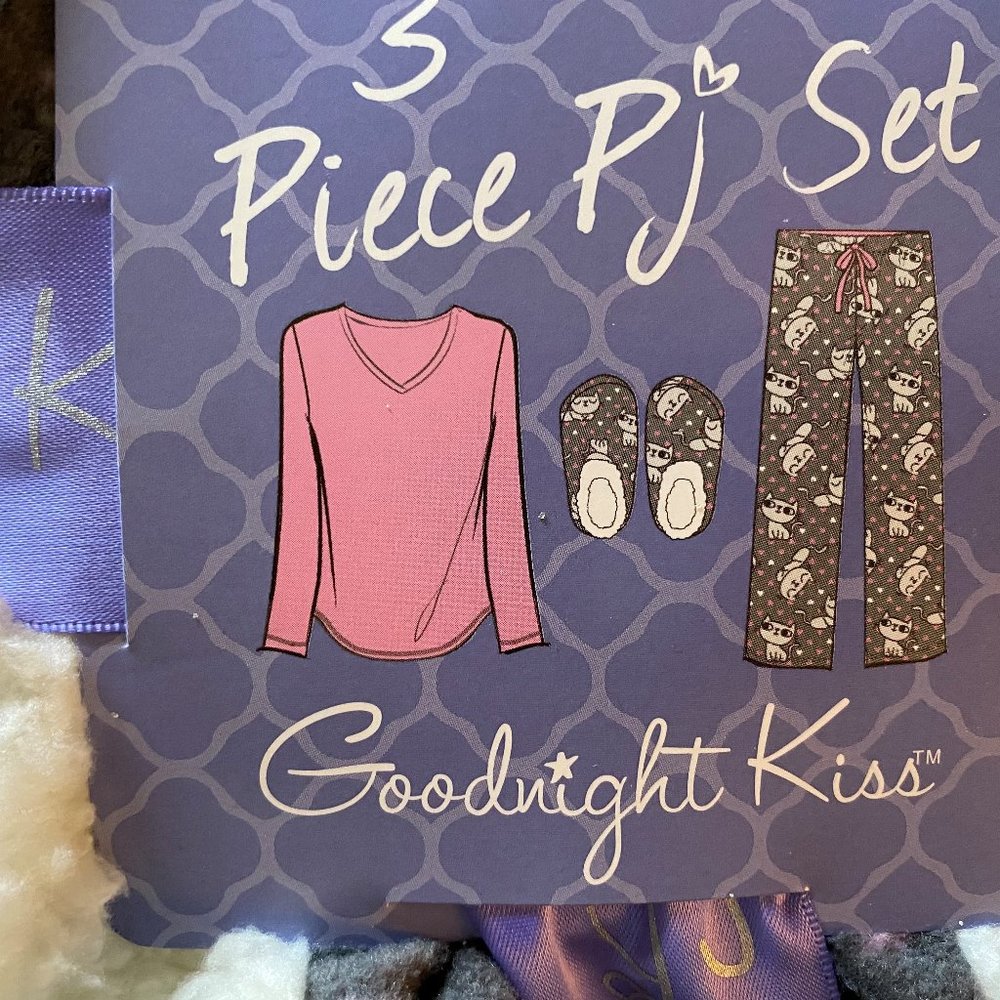Goodnight Kiss Brand Ladies Pajama Set